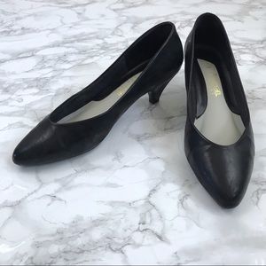 FINAL Vintage Black Kitten Heel Round Toe Heel